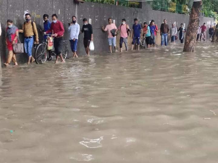 Rain continues in Delhi for the third consecutive day breaks the record of last 13 years Weather Updates: दिल्ली में बारिश ने तोड़ा 13 साल का रिकॉर्ड, यूपी में तीन दिनों के लिए अलर्ट जारी