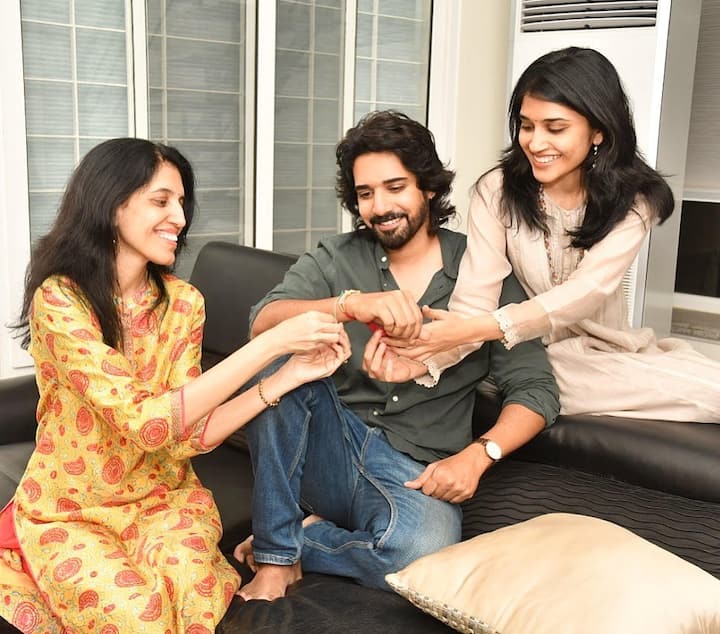 హీరో సుశాంత్‌కి రాఖీ కడుతున్న సోదరీమణులు