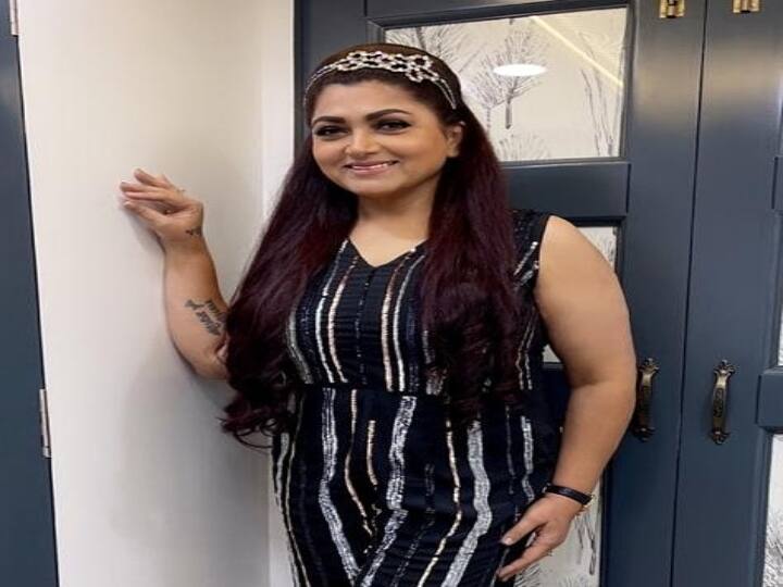 Actress Kushboo naughty reply to her naught fan, know in details Actress Kushboo Update: ''உங்கள கல்யாணம் பண்ணனும் மேடம்’’ ரசிகரின் கேள்வியும், குஷ்புவின் கிண்டலான பதிலும்!