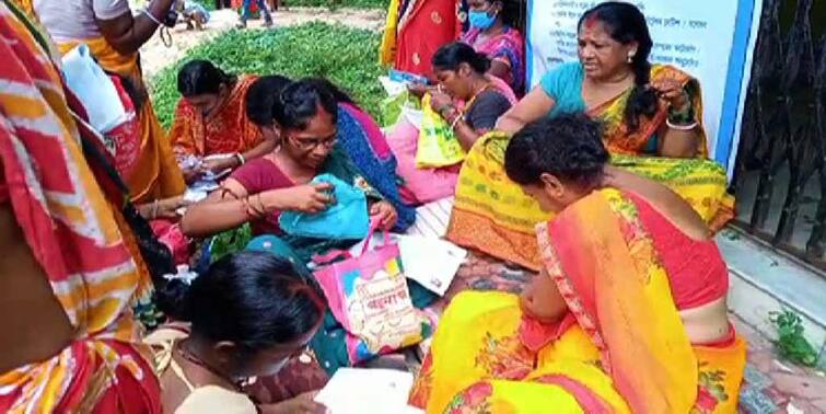 West Burdwan Kanksa CPM and BJP leaders-workers help people to fill up form of Lakshmir Bhandar scheme in Duare Sarkar camp West Burdwan: কাঁকসায় দুয়ারে সরকার শিবিরে ফর্ম পূরণ করে লোকজনকে সাহায্য  সিপিএম-বিজেপি নেতাকর্মীদের