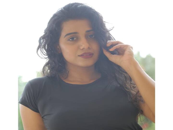 மேகத்தைப் பிடித்து மெத்தைகள் அமைத்து மெல்லிய பூ உன்னைத் தூங்க வைப்பேன்
