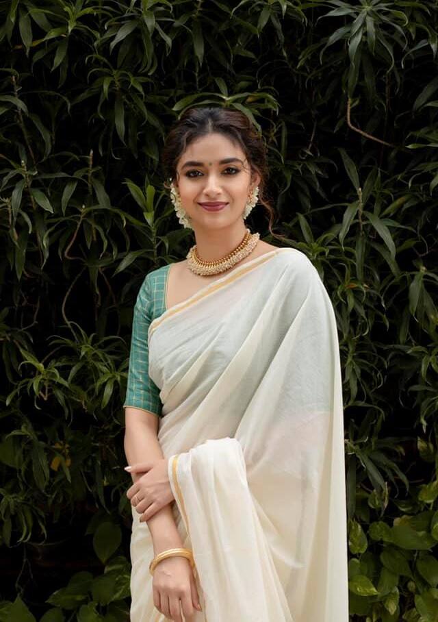 కీర్తి సురేష్ ఓనమ్ సెలబ్రేషన్ ఫొటోలను తన ఫేస్ బుక్ ఖాతాలో పోస్ట్ చేయగా ట్రెడీషనల్ లుక్ వైరల్ అవుతోంది. (Image Credit: Keerthy Suresh Facebook)