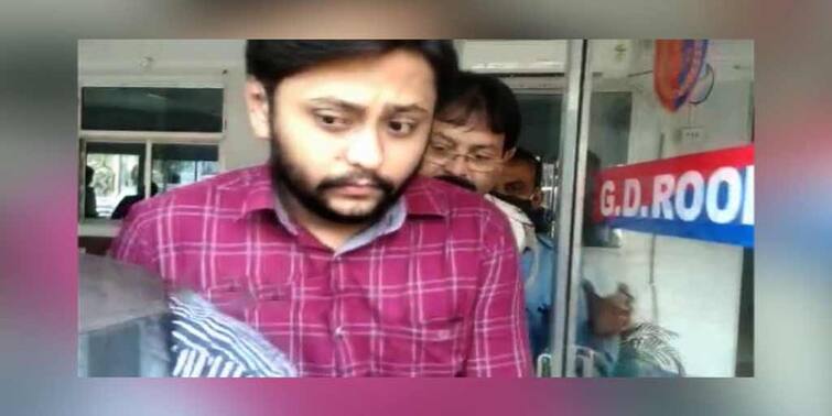 Malda youth TMC leader Akash Saha arrested for allegedly snatching mobile phones from migrant workers Malda: মালদায় পুলিশ পরিচয়ে পরিযায়ী শ্রমিকের মোবাইল 'ছিনতাই', গ্রেফতার যুব তৃণমূল নেতা
