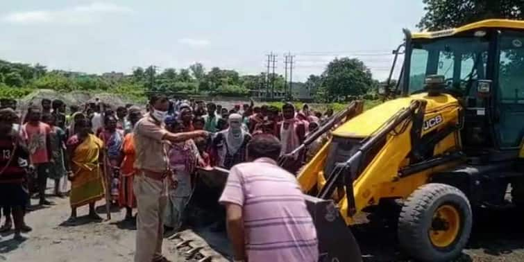 West Burdwan Villagers beat businessman in front of police alleged land grab at Raniganj West Burdwan: জমি ভরাট করে দখলের চেষ্টার অভিযোগে পুলিশের সামনেই ব্যবসায়ীকে বেধড়ক মারধর গ্রামবাসীদের