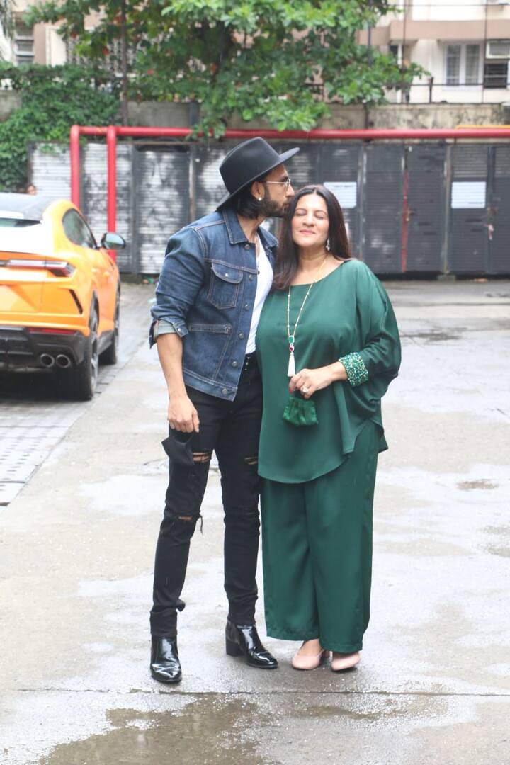 In this picture, the ‘Jayeshbhai Jordaar’ actor can be seen posing with his mother Anju Bhavnani. The birthday girl looked beautiful in a bottle green outfit. (Image courtesy – Manav Manglani)