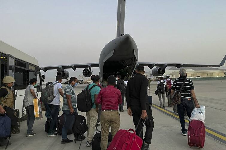 Afghanistan News: अफगानिस्तान से 168 यात्रियों को लेकर हिंडन एयरबेस उतरा वायुसेना का विमान, सुबह एयर इंडिया से 87 लोग आए थे