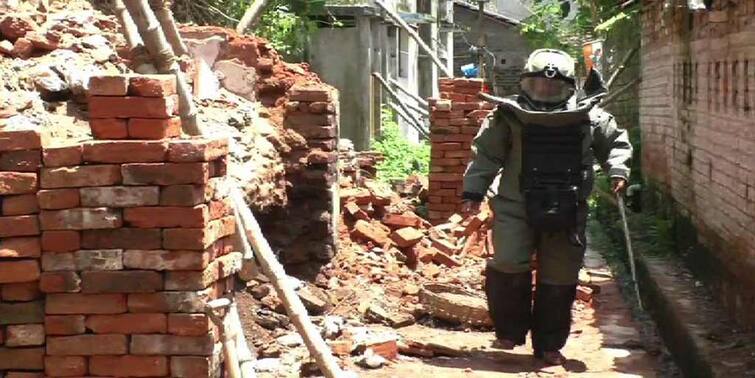 Baranagar Bomb Blast: Bomb disposal squad at abandoned house of Baranagar police station বরানগর থানার পুরনো বিল্ডিং-এর কাছে  বিস্ফোরণের পর আজ ঘটনাস্থলে বম্ব স্কোয়াড