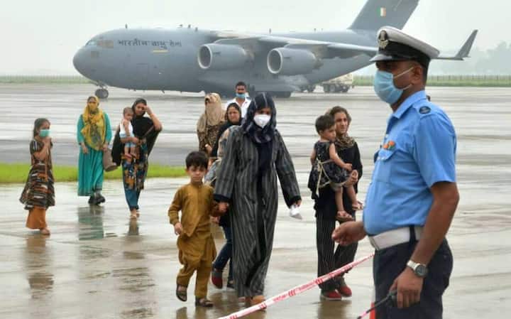 Kabul Evacuation: India Brings Back 392 People Including 2 Afghan Lawmakers, Evacuees Thank Govt Kabul Evacuation: అఫ్గాన్ నుంచి ఇండియాకు చేరుకున్న 392 మంది.. వైరల్ అవుతోన్న చిన్నారి వీడియో