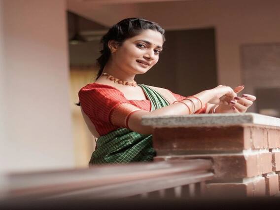 Actress Losliya Mariyanesan pics | பன்னாரஸ் பட்டு கட்டி மல்லி பூ கொண்ட வச்சு - லாஸ்லியா போட்டோஷூட் Actress Losliya Mariyanesan pics | பன்னாரஸ் பட்டு கட்டி மல்லி பூ கொண்ட வச்சு - லாஸ்லியா போட்டோஷூட்