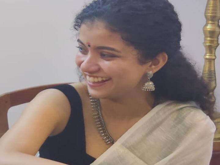 கண்ணை கொஞ்சம் திறந்தேன் கணங்களுக்குள் விழுந்தாய் எனது விழிகளை மூடி கொண்டேன்