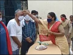 मथुरा: जेल में बंद भाइयों को बहनों ने बांधा रक्षा सूत्र, गलत काम छोड़ देने का लिया वादा