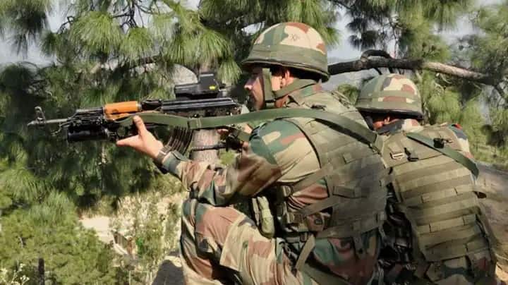 जम्मू कश्मीर: सोपोर में सुरक्षाबलों और आतंकियों के बीच एनकाउंटर जारी, दो से तीन आतंकियों के घिरने की खबर