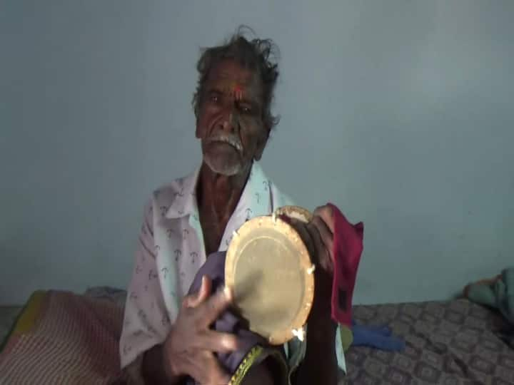 The 75-year-old Udukki musician who sells palm nungu நுங்குவெட்ட சென்ற 80 வயது உடுக்கை இசை கலைஞருக்கு உதவித் தொகை அளிக்க ஆட்சியர் நடவடிக்கை