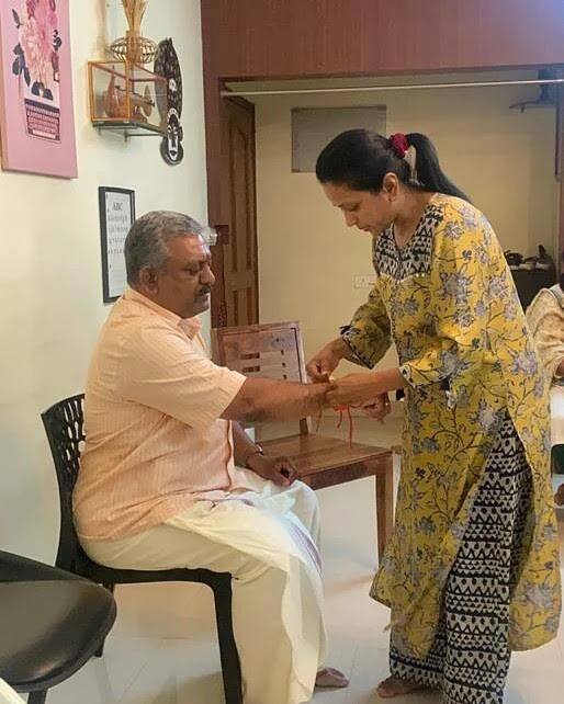 సోదరుడికి రాఖీ కడుతున్న బుల్లి తెర యాంకర్ సుమ కనకాల