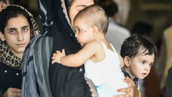 Afghanistan: কোথাও শিশুকে দুধ খাওয়াচ্ছে মা, কোথাও একরত্তি বোনকে আদর, আফগানিস্তান থেকে ভারতে ফিরে স্বস্তির নিঃশ্বাস | Bangla News