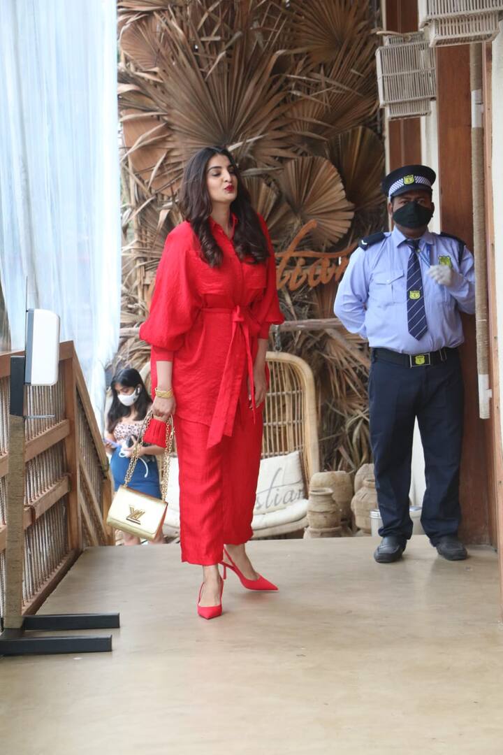 Deepika and Ranveer have always been rooted towards their family. The couple has also disclosed in many of their interviews that for them, family matters the most and they do not let go off a single moment to spend time with their families. (Image courtesy – Manav Manglani)