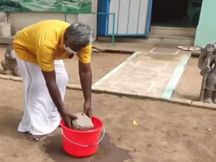 தண்ணீரில் மிதக்கும் அதிசய கல்.. அரசு அருங்காட்சியகத்தில் ஒப்படைத்த தொழிலாளி!