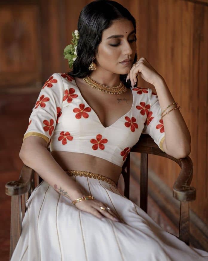 కేరళ స్టైల్ డ్రస్ లో  ప్రియా క్లీవేజ్ షోతో ఫొటోలకు ఫోజులు