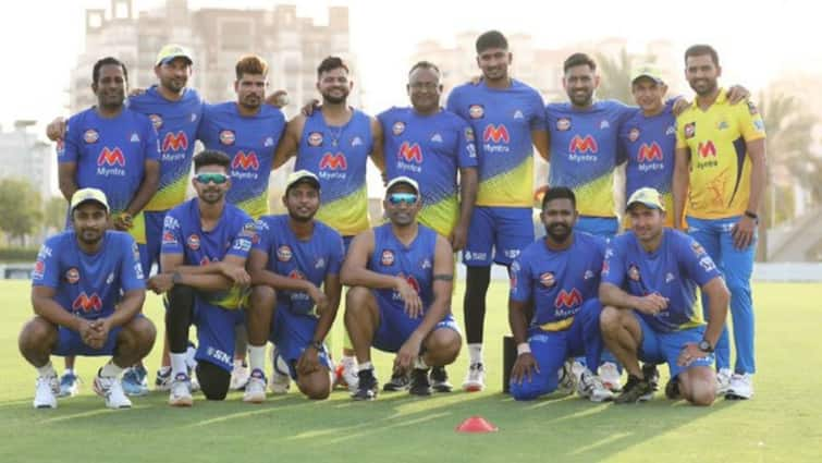 MS Dhoni and Suresh Raina celebrate CSK manager's birthday at franchise's IPL camp in UAE IPL 2021 Update: প্রস্তুতির ফাঁকেই টিম ম্যানেজারের জন্মদিন পালন করলেন ধোনি, রায়নারা