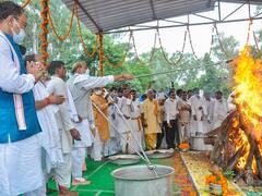 पंचतत्व में विलीन हुआ कल्याण सिंह का पार्थिव शरीर, 'जय श्री राम' के नारों के बीच बेटे राजवीर सिंह ने दी मुखाग्नि