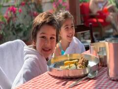 Taimur Ali Khan और Inaaya Kemmu की ये तस्वीरें छू लेंगी आपका दिल