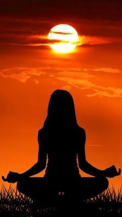 Surya Namaskar: सूर्य नमस्कार के पहले करें यह पांच चीजें, होंगे गजब के फायदे