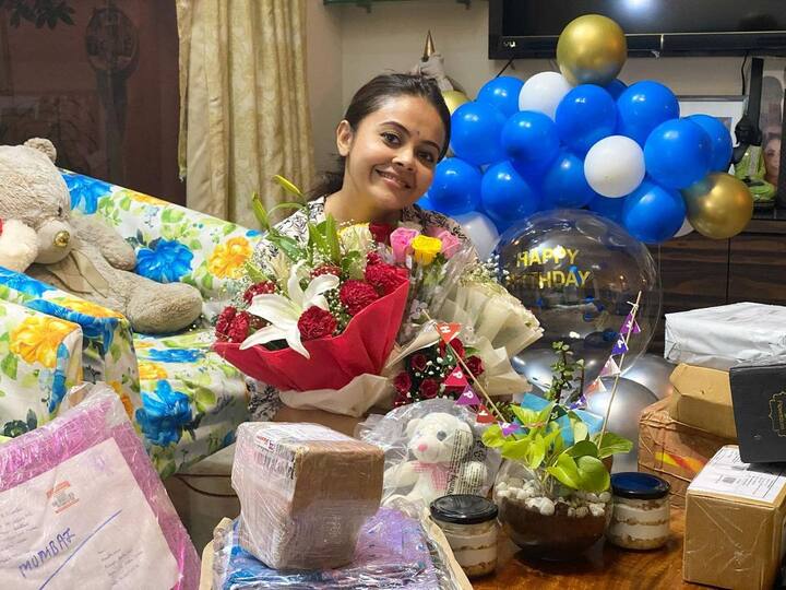 देवोलिना ने अपने गिफ्ट से भरे कमरे के साथ अपनी कई तस्वीरें सोशल मीडिया अकाउंट पर शेयर की हैं. इन तस्वीरो में वो तोहफों के साथ बेहद खुश दिखाई दे रही हैं. वो बीच में बैठी हुई हैं. और उनके चारों तरफ ढेर सारे तोहफे नजर आ रहे हैं. उनके हाथों में सुंदर से फूलों का बुके भी हैं.