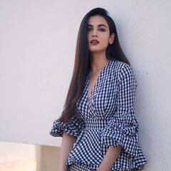 Ladki एक Looks अनेक: 'जन्नत गर्ल' Sonal Chauhan के लिए अपना स्टाइल ही है फैशन, देखें तस्वीरें