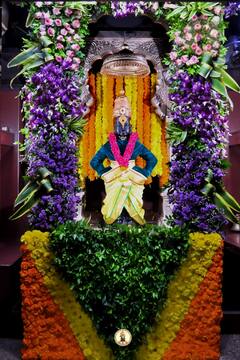 Shravan Somvar 2021 : आवडे हे रूप गोजिरे सगुण... श्रावणी सोमवारनिमित्त पंढरपुरात विठुरायाच्या राऊळीला फुलांची आरास