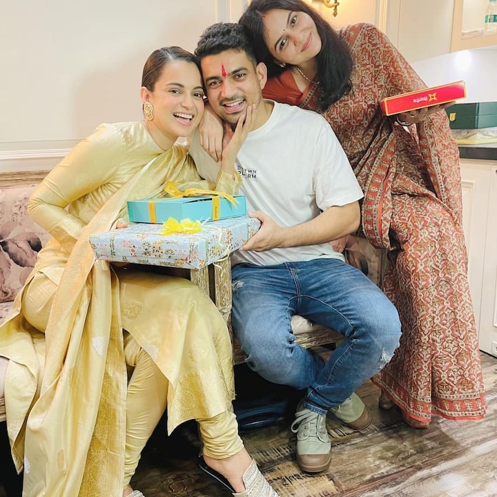 तस्वीरों को शेयर करते हुए कंगना ने लिखा, 'तेजस शूट के दौरान रक्षा बंधन का सेलिब्रेशन... आप बहुत पावरफुल महिला हो सकती हैं लेकिन फिर भी आप प्रोटेक्शन और सपोर्ट पाने के लिए अपने भाई ये प्यार करती हैं. आपके पास दुनिया की हर चीज होगी लेकिन आप फिर भी अपने भाई भाभी की मेहनत की कमाई से लाए रक्षाबंधन के तोहफो को खोलने का इंतजार करती हैं... . इससे आप कम फेमिनिस्ट नहीं हो जातीं... रक्षाबंधन की शुभकामनाएं.'