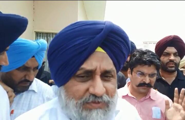 ਸ਼੍ਰੋਮਣੀ ਅਕਾਲੀ ਦਲ ਦੇ ਪ੍ਰਧਾਨ ਸੁਖਬੀਰ ਸਿੰਘ ਬਾਦਲ ਨੂੰ ਅੱਜ ਮਲੋਟ ਵਿੱਚ ਕਿਸਾਨਾਂ ਦੇ ਗੁੱਸੇ ਦਾ ਸ਼ਿਕਾਰ ਹੋਣਾ ਪਿਆ।