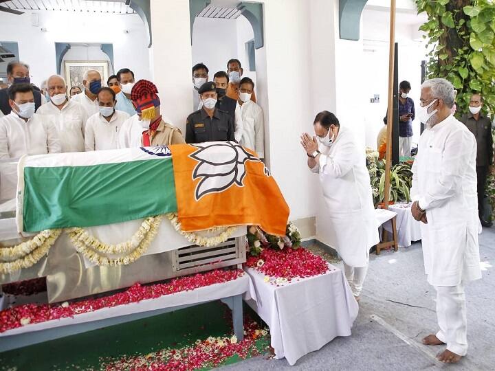 कल्याण सिंह के पार्थिव शरीर पर राष्ट्रीय ध्वज के उपर रखा गया BJP का झंडा, जानिए क्या कहता है कानून