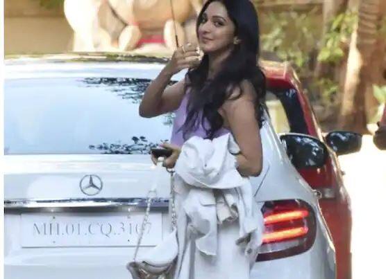 ਕਿਆਰਾ ਅਡਵਾਨੀ ਕੋਲ ਲਗਜ਼ਰੀ ਮਰਸੀਡੀਜ਼-ਬੈਂਜ਼ ਈ 220 ਡੀ ਵਰਗੀ ਕਾਰ ਹੈ। ਉਹ ਅਕਸਰ ਇਸ ਕਾਰ ਵਿੱਚ ਆਉਂਦੀ ਜਾਂਦੀ ਵੇਖੀ ਜਾਂਦੀ ਹੈ। ਜਿਸਦੀ ਕੀਮਤ ਲਗਭਗ 57 ਲੱਖ ਰੁਪਏ ਹੈ। ਇਸ ਤੋਂ ਇਲਾਵਾ ਉਸ ਕੋਲ ਇੱਕ BMW ਕਾਰ ਵੀ ਹੈ।