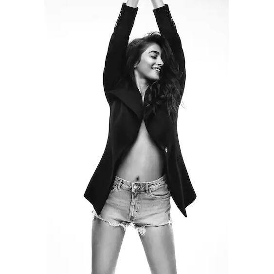 ਅਭਿਨੇਤਰੀ ਇਸ ਸਮੇਂ ਛੁੱਟੀਆਂ ਦੇ ਮੂਡ ਵਿੱਚ ਹੈ। ਇਹ ਅਸੀਂ ਨਹੀਂ ਬਲਕਿ ਉਸਦੇ ਇੰਸਟਾਗ੍ਰਾਮ ਦੀਆਂ ਬਹੁਤ ਸਾਰੀਆਂ ਫੋਟੋਆਂ ਕਹਿ ਰਹੀਆਂ ਹਨ।