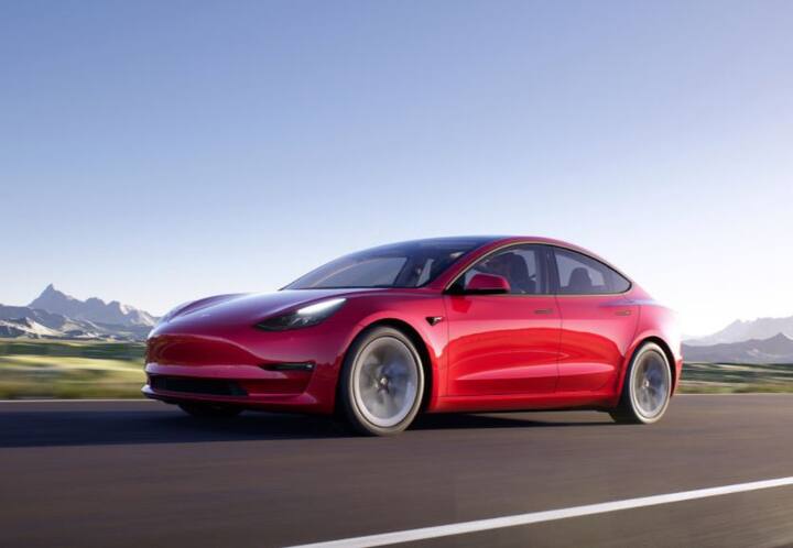 ਅਜਿਹਾ ਡਿਜ਼ਾਈਨ: ਟੇਸਲਾ ਦਾ ਮਾਡਲ ਵਾਈ (Model Y) ਕੰਪਨੀ ਦੇ ਮਾਡਲ 3 (Model 3) ਦੇ ਸਮਾਨ ਪਲੇਟਫਾਰਮ 'ਤੇ ਅਧਾਰਤ ਹੈ। ਦੋਵਾਂ ਦਾ ਡਿਜ਼ਾਈਨ ਇਕੋ ਜਿਹਾ ਹੈ। ਜਿਨ੍ਹਾਂ 'ਚ LED ਹੈੱਡਲਾਈਟਸ, ਇੰਟੀਗ੍ਰੇਟਿਡ DRL ਵਰਗੇ ਫੀਚਰ ਫਰੰਟ ਐਂਡ 'ਤੇ ਦਿੱਤੇ ਗਏ ਹਨ। ਨਾਲ ਹੀ, ਮਾਡਲ Y ਦਾ ਫਰੰਟ ਬੰਪਰ ਮਾਡਲ 3 ਦੇ ਮੁਕਾਬਲੇ ਥੋੜ੍ਹਾ ਫ਼ਲੈਟ ਅਤੇ ਸਪੋਰਟੀਅਰ ਹੈ। ਮਾਡਲ Y ਦੀ ਸਾਈਡ 'ਤੇ, ਸਮਾਨ ਕ੍ਰੀਜ਼ ਨਾਲ ਅਲੌਇ ਵ੍ਹੀਲਜ਼ ਵੀ ਦਿੱਤੇ ਗਏ ਹਨ।