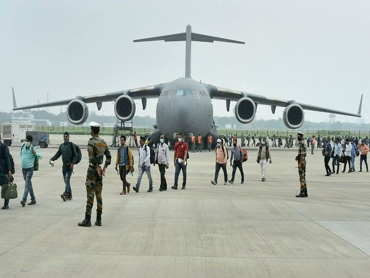 Afghanistan Situation 135 more Indians reached Delhi from Doha, American plane is helping अफगानिस्तान में फंसे 135 और भारतीय दोहा से दिल्ली पहुंचे, अमेरिका ने 146 भारतीयों को अपने विमानों के जरिए पहुंचाया