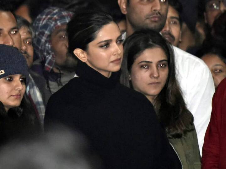 जेएनयू में दीपिका के जाने को लेकर भी काफी बहस छिड़ी थी. छात्रों पर हुए हमले की निंदा करने के लिए दीपिका के जेएनयू जाने पर एक बवाल मच गया था. बता दें कि ये तब कि बात है जब सीएए का विरोध अपने चरम पर था. हालांकि उस वक्त दीपिका ने काफी सुर्खियां बटोरी लेकिन उनकी टाइमिंग के लिए उनकी आलोचना भी की गई. कई लोगों ने इसे एक प्रमोशनल स्टंट बताया क्योंकि दीपिका उस समय अपनी आने वाली फिल्म 'छपाक' का प्रचार कर रही थीं।.ट्विटर पर जहां #BoycottChhapaak ट्रेंड कर रहा था, वहीं ऐसे लोग भी थे जो #StandWithDeepika लिख रहे थे.