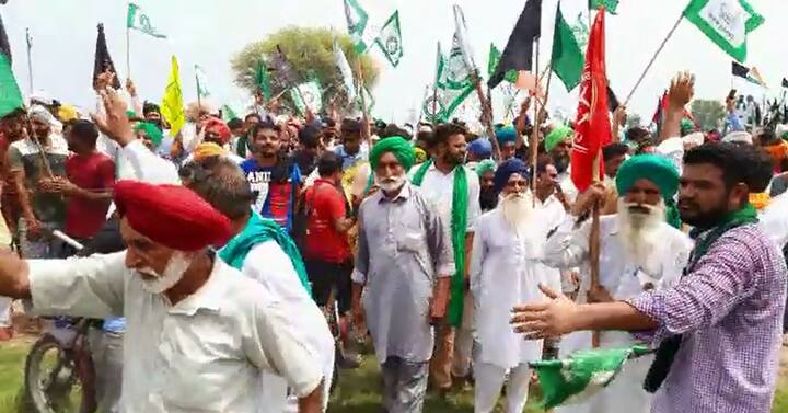 ਕਿਸਾਨਾਂ ਨੇ ਸੁਖਬੀਰ ਬਾਦਲ ਖਿਲਾਫ ਨਾਅਰੇਬਾਜ਼ੀ ਕੀਤੀ ਤੇ ਕਾਲੇ ਝੰਡੇ ਵਿਖਾਏ।