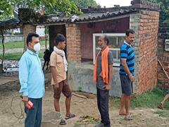 बाढ़ के बाद भूख से जंग लड़ रहा है परिवार, जानवरों के लिए भी नहीं मिल रहा है चारा 