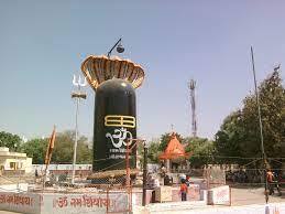 અમદાવાદઃ નિર્ણયનગરના રામેશ્વર મહાદેવ મંદિરમાં શિવભક્તો પહોંચ્યા મહાદેવને રિઝવવા