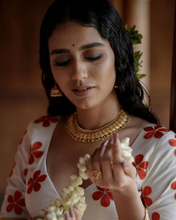 Priya Prakash Varrier Pics: అప్పుడు కన్నుకొట్టి కవ్వించింది...ఇప్పుడు మల్లెపూలతో మురిపిస్తోంది