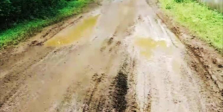 West Burdwan : tmc-bjp clash over kaksa gopalpur bad road condition West Burdwan : বেহাল রাস্তা সংস্কার নিয়ে একে অপরকে দোষারোপ তৃণমূল-বিজেপির, সমস্যায় কয়েক হাজার গ্রামবাসী