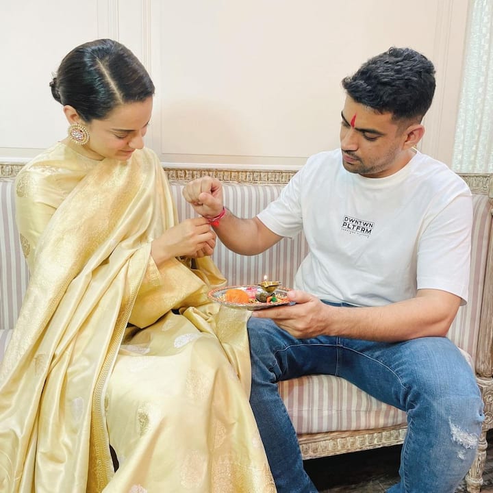 तस्वीरों में कंगना भाई को राखी बंधते और मिठाई खिलाते दिखाई दे रही हैं.