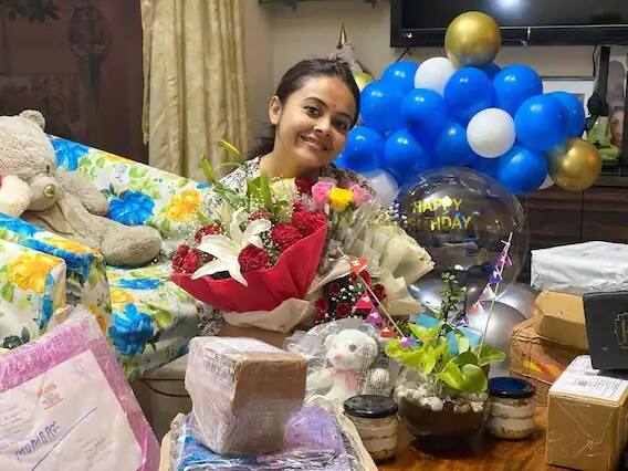 દેવોલિના ભટ્ટાચાર્જીએ પોતાના ગિફ્ટોથી ભરેલા રૂમની તસવીરો સોશ્યલ મીડિયા પર શેર કરી હતી. આ તસવીરોમાં તે ગિફ્ટોની સાથે સાથે એકદમ ખુશ દેખાઇ રહી છે. તે વચ્ચે બેઠેલી છે અને આજુબાજુ ફેન્સે આપેલી ગિફ્ટ્સ ગોઠવાયેલી છે. ચારેય બાજુ ઘણીબધી ગિફ્ટો દેખાઇ રહી છે. તેના હાથોમાં પણ સુંદર ફૂલોની બુકેની ગિફ્ટ છે.