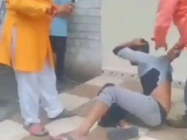 New twist in case of assault on a person selling bangles in Indore case registered in nine sections Madhya Pradesh News: इंदौर में भीड़ की तरफ से पीटे गए चूड़ी बेचने वाले शख्स के खिलाफ 9 गंभीर धाराओं में केस दर्ज