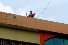 ’என் கணவருக்கு போலிஸ் வேலை வேண்டும்’- தருமபுரி ஆட்சியர் அலுவலகத்தில் பெண் தற்கொலை மிரட்டல்...!