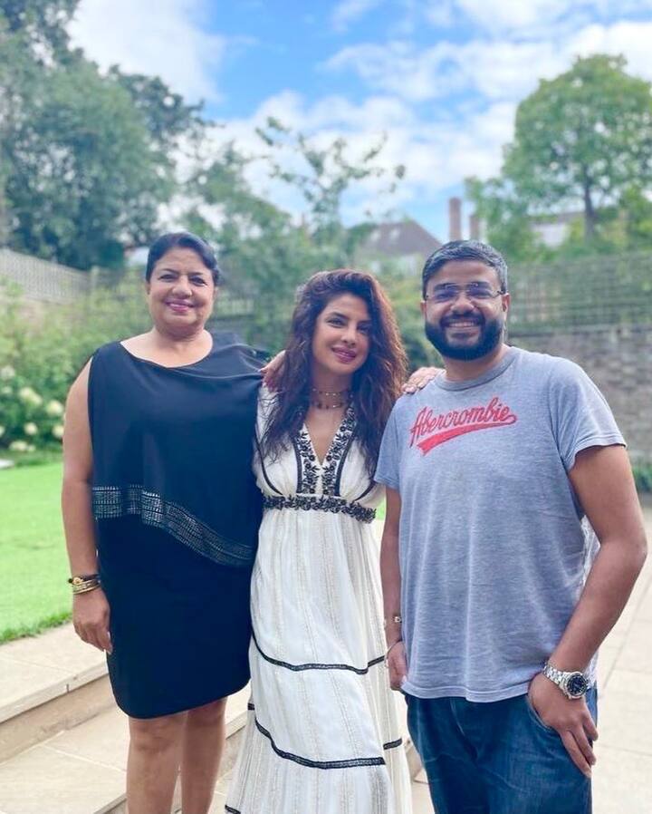 తల్లి మధు చోప్రా, తమ్ముడు సిద్ధార్థతో ప్రియాంక చోప్రా.