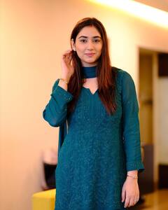 नीले रंग का सूट, हाथ में सोने के कंगन, हीरे की अंगूठी और मांग में सिंदूर....फैंस को भा गया Disha Parmar का देसी लुक