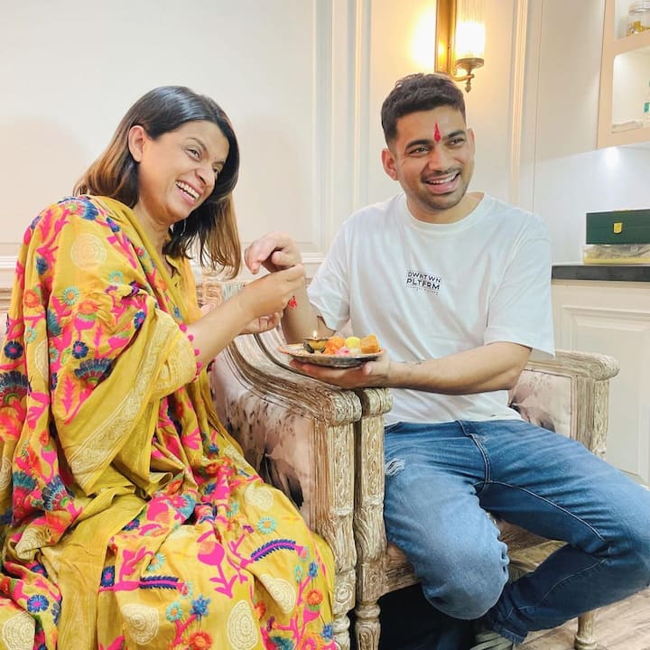 बता दें कि कंगना इन दिनों अपनी आने वाली फिल्म तेजस की शूटिं में बिजी है ऐसे में उन्होंने ये सेलिब्रशन भी फिल्म के सेट पर ही किया.