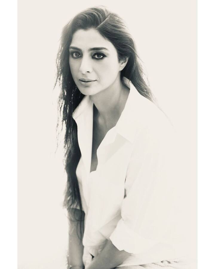 तबू (Tabu).....हिंदी फिल्म इंडस्ट्री में जब ये एक नाम सुनाई देता है तो अभिनय के वो नमूने सामने आ जाते हैं जो हर बार कुछ नयापन लिए होते हैं. इनकी अदायगी को देखकर तो आंखों की रंगत निखर आती हैं. आज जहां इंडस्ट्री में हीरो अपने से कम उम्र की हीरोईनों के साथ कास्ट किए जा रहे हैं. तो वहीं तबू ने इससे उलट ही गंगा बहाई है. (फोटो – सोशल मीडिया)